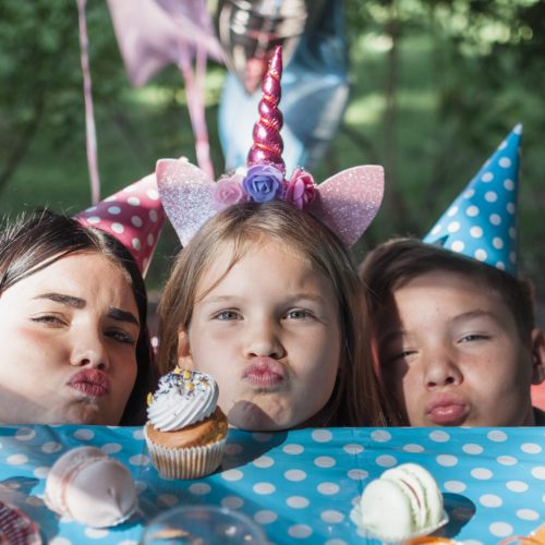 lovely-birthday-concept-with-happy-family